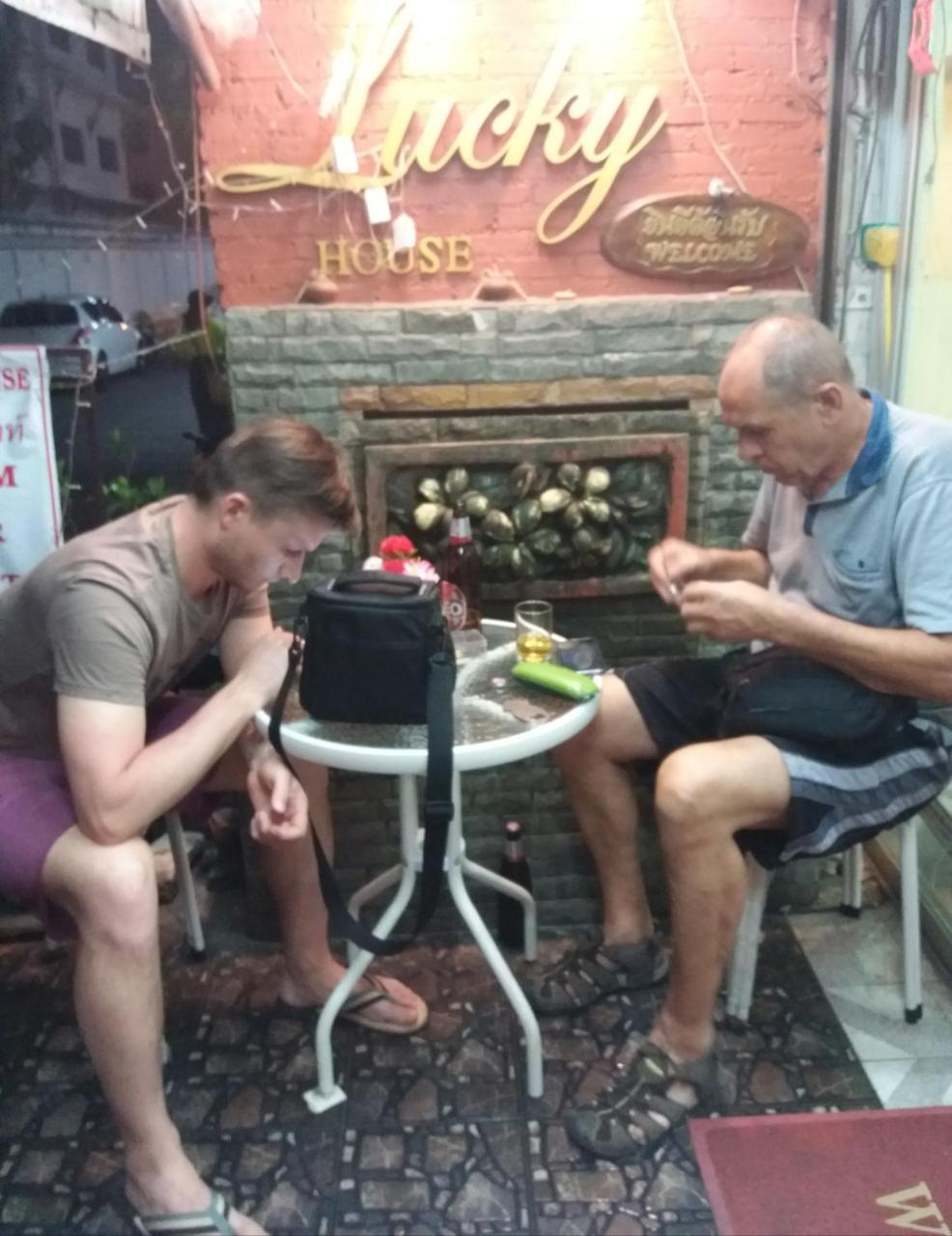 Lucky House Hostel Chiang Mai Buitenkant foto